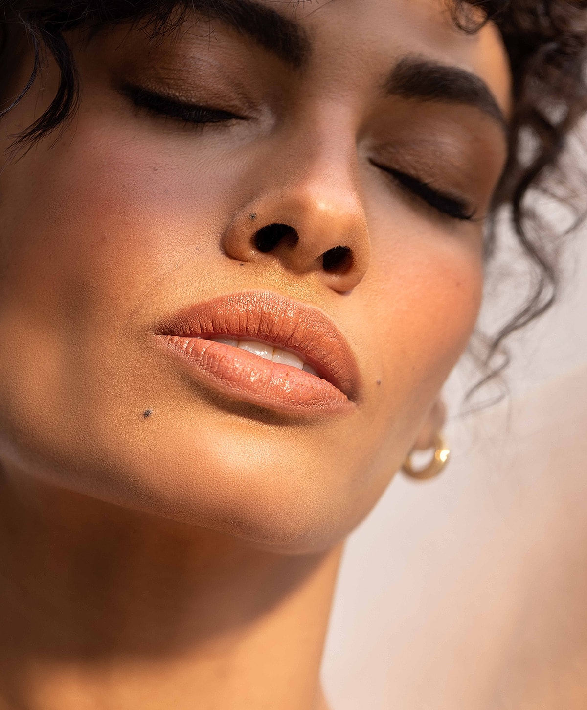 Smiling woman with long, wavy hair.